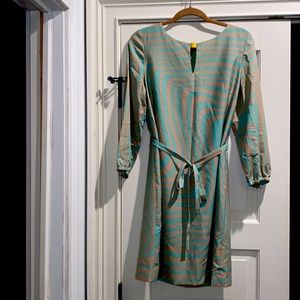 Tahari dress! Super flattering lined dress w/belt